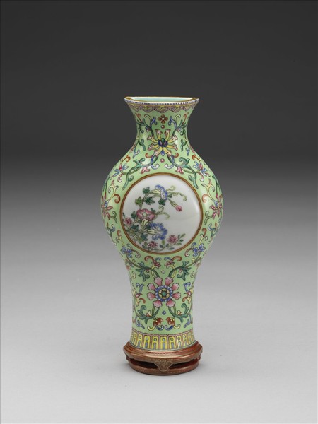 湖綠地粉彩開光花卉紋轎瓶