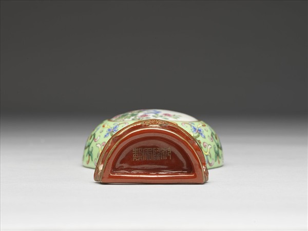 湖綠地粉彩開光花卉紋轎瓶