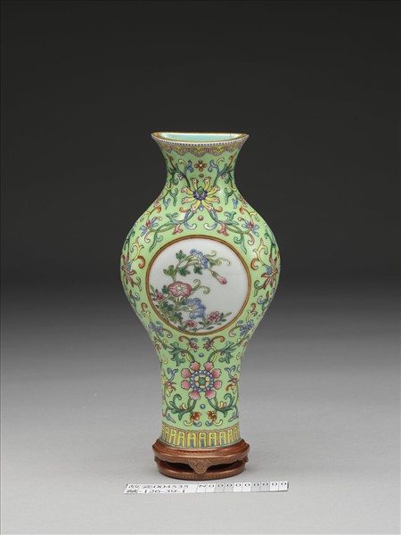 湖綠地粉彩開光花卉紋轎瓶