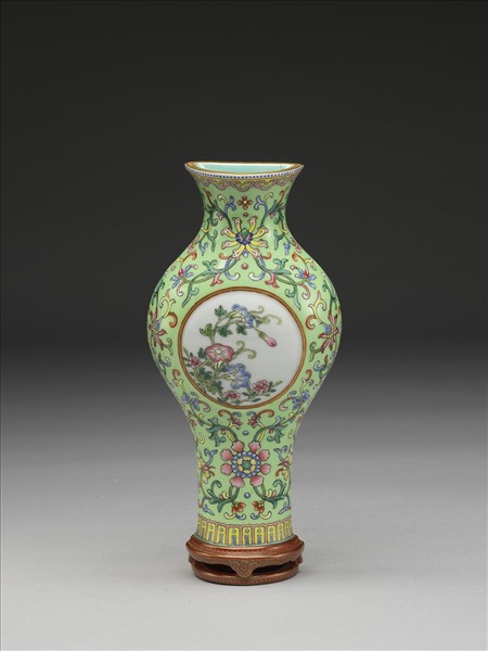 湖綠地粉彩開光花卉紋轎瓶