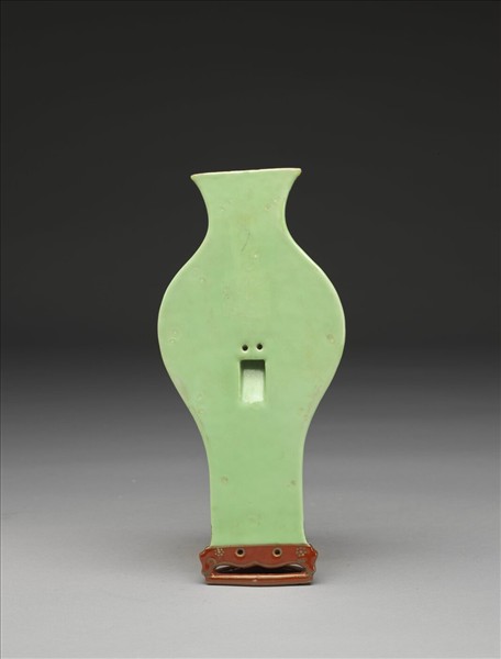 湖綠地粉彩開光花卉紋轎瓶