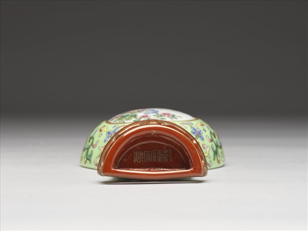 湖綠地粉彩開光花卉紋轎瓶