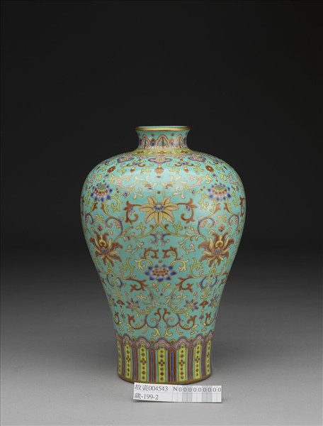 湖綠地粉彩花卉梅瓶