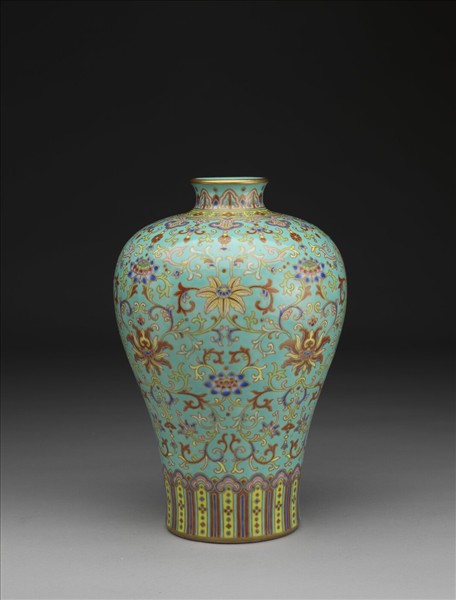 湖綠地粉彩花卉梅瓶