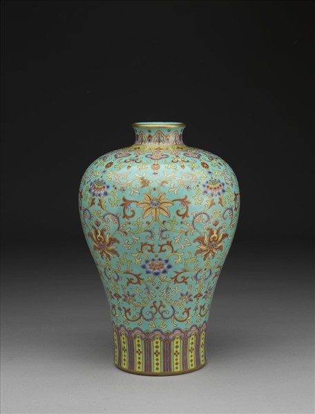 湖綠地粉彩花卉梅瓶