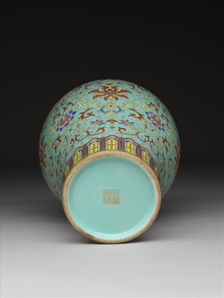 湖綠地粉彩花卉梅瓶