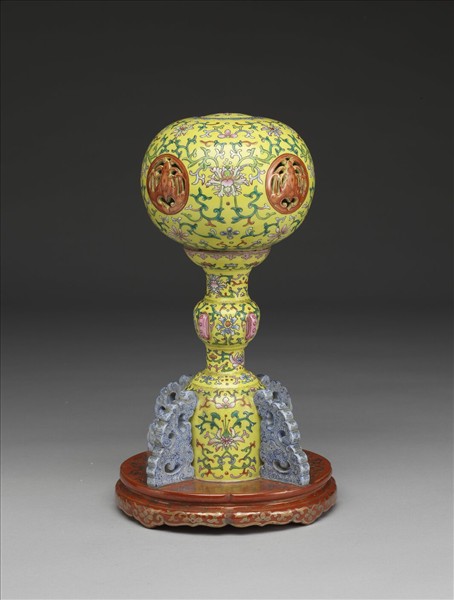 黃地粉彩鏤空冠架