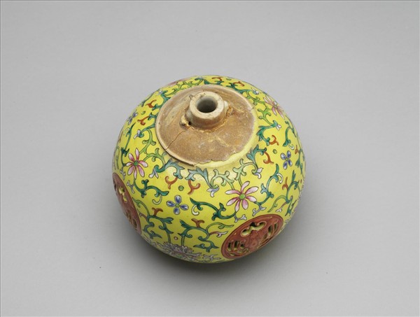 黃地粉彩鏤空冠架