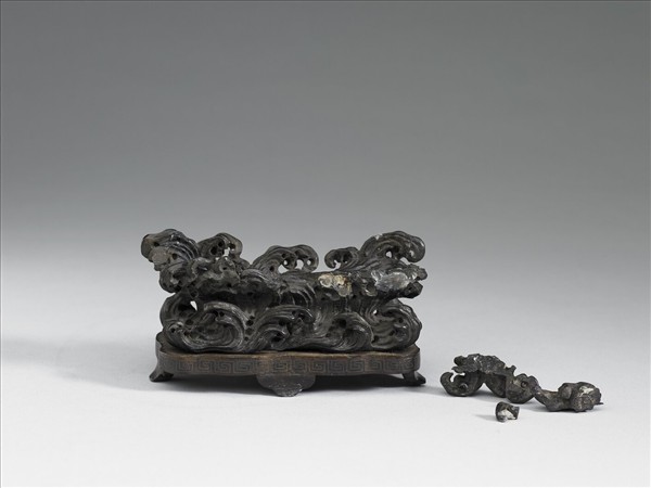 鏤空波濤紋木座