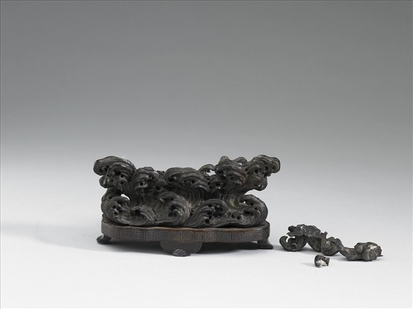 鏤空波濤紋木座