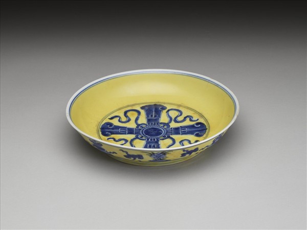 黃地青花八寶紋盤