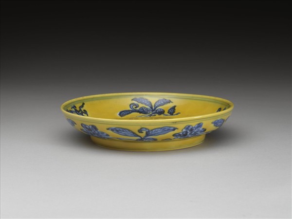 黃地青花花果紋盤