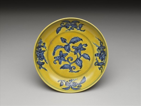 黃地青花花果紋盤