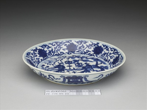 青花人物番蓮紋盤