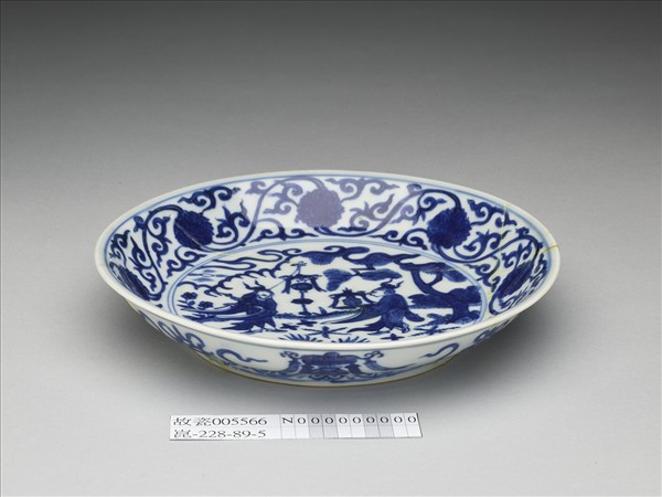 青花人物番蓮紋盤