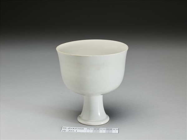 白釉八寶番蓮紋高足碗