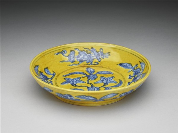 黃地青花花果紋盤