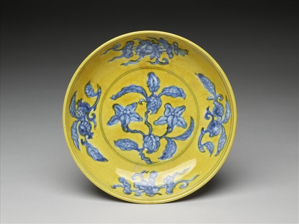 黃地青花花果紋盤