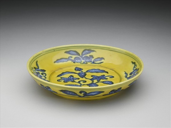 黃地青花花果紋盤