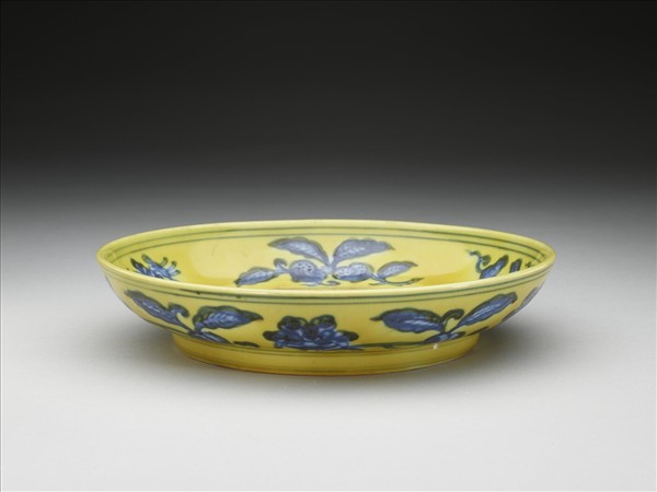 黃地青花花果紋盤