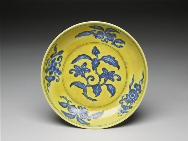 黃地青花花果紋盤