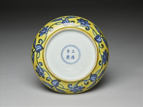 黃地青花花果紋盤