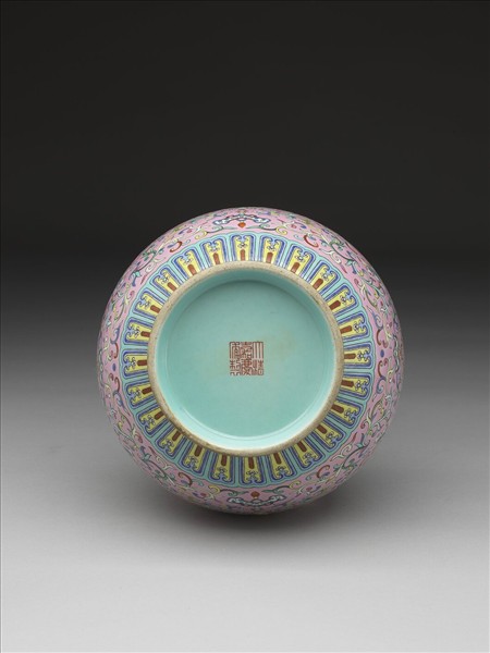 粉地粉彩福壽紋雙耳瓶