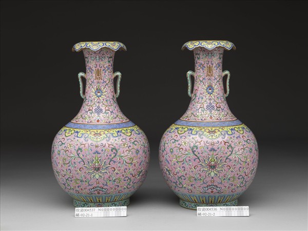 粉地粉彩福壽紋雙耳瓶