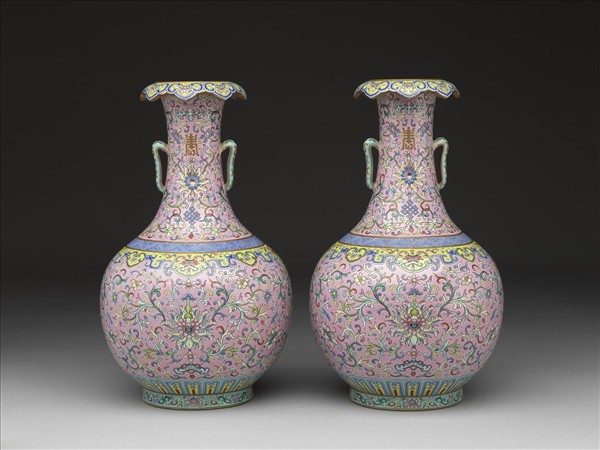 粉地粉彩福壽紋雙耳瓶