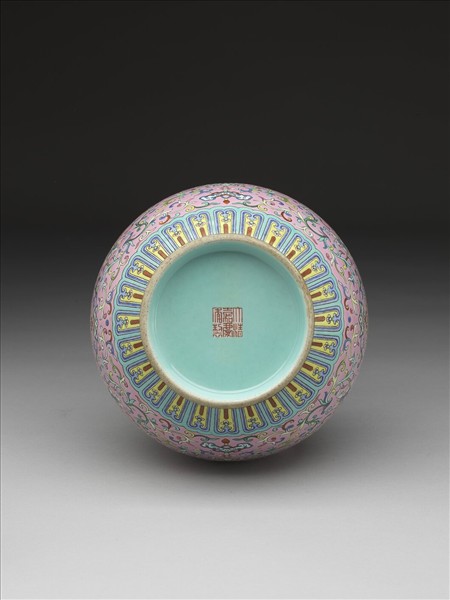 粉地粉彩福壽紋雙耳瓶