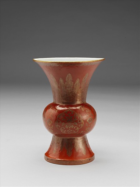 珊瑚紅地描金花卉紋掛瓶