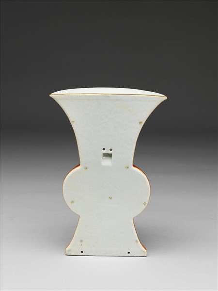 珊瑚紅地描金花卉紋掛瓶