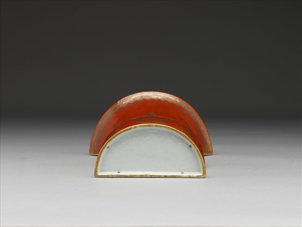 珊瑚紅地描金花卉紋掛瓶