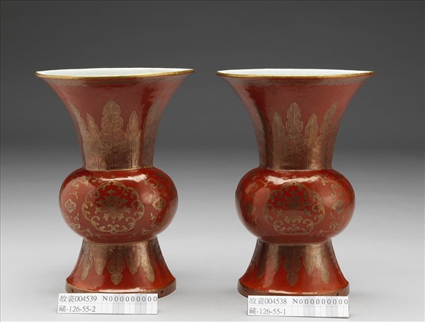 珊瑚紅地描金花卉紋掛瓶