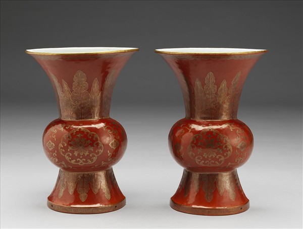 珊瑚紅地描金花卉紋掛瓶