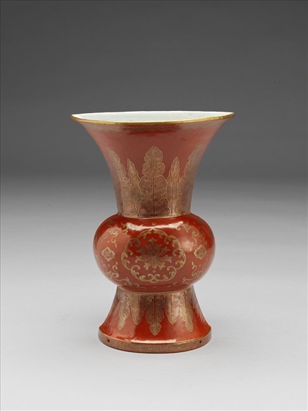 珊瑚紅地描金花卉紋掛瓶