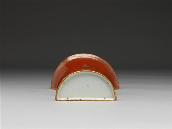 珊瑚紅地描金花卉紋掛瓶