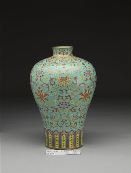 湖綠地粉彩花卉梅瓶