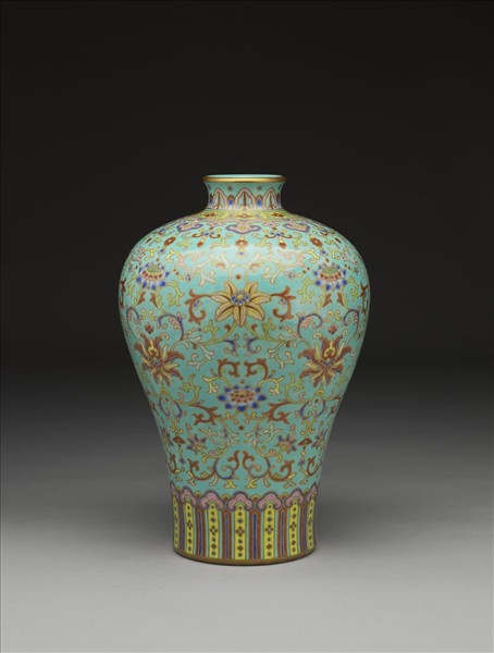 湖綠地粉彩花卉梅瓶