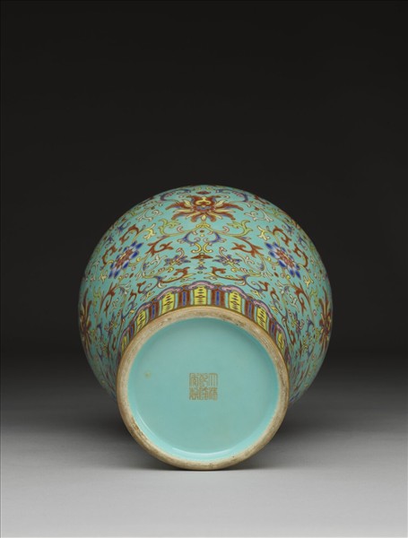 湖綠地粉彩花卉梅瓶