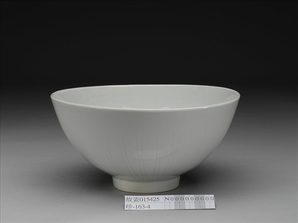 甜白釉劃花四季花卉紋碗