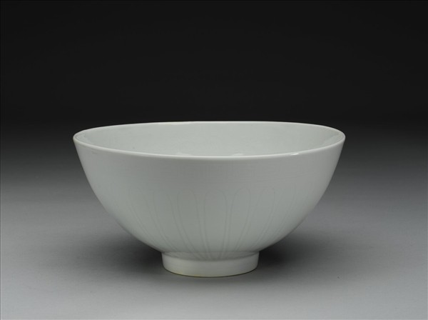 甜白釉劃花四季花卉紋碗