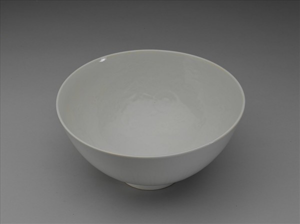 甜白釉劃花四季花卉紋碗