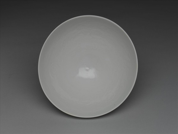 甜白釉劃花四季花卉紋碗