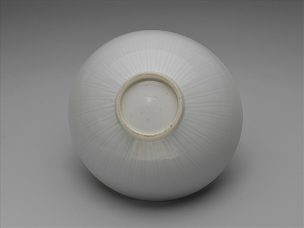 甜白釉劃花四季花卉紋碗