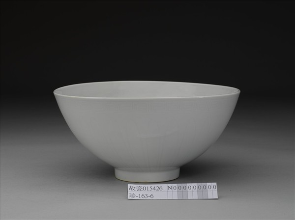 甜白釉劃花四季花卉紋碗