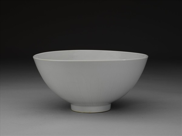 甜白釉劃花四季花卉紋碗