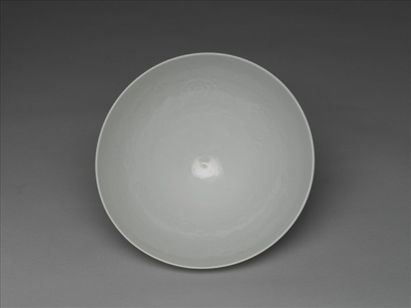 甜白釉劃花四季花卉紋碗