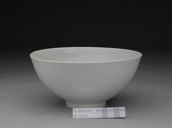 甜白釉劃花四季花卉紋碗