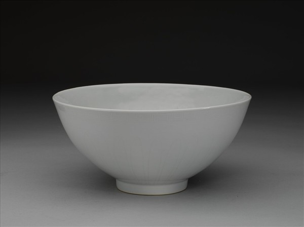 甜白釉劃花四季花卉紋碗